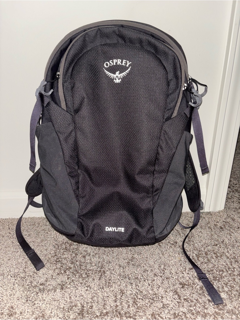 OSPREY Daylite Backpack in Black and Dark Gray Excellent condition